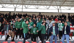Başkan Özarslan Bağlumspor’a Tribünden Destek Verdi, Galibiyet Sevincini Paylaştı