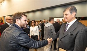 Başkan Tugay Büyükşehir Belediyesi personeliyle bayramlaştı