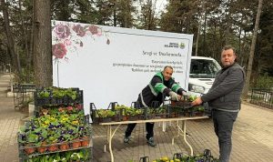 İnegöl’de Bayram Öncesi Mezarlıklar Çiçek Bahçesine Büründü