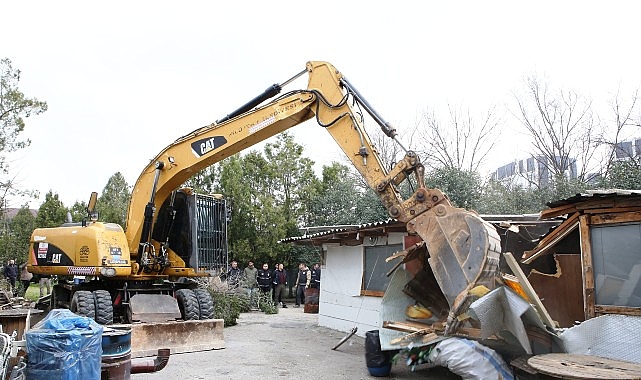 Nilüfer’de kaçak barakalar yıkıldı